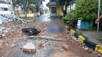 Hujan Angin di Surabaya Sebabkan Pengendara Motor Tewas Tertimpa Reruntuhan Tembok