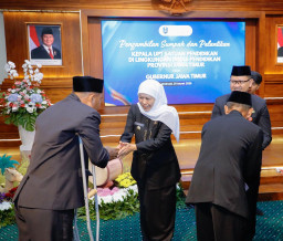Lantik 128 Kepala Sekolah di Jatim, Khofifah: Bangun Sinergi dan Kolaborasi