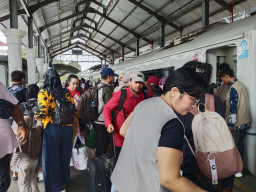 Akhir Pekan Padat, 50 Ribu Penumpang Kereta Penuhi Stasiun Daop 8 Surabaya