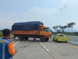 Hindari Tabrakan, Truk Fuso Melintang Blokir Seluruh Lajur Tol Pandaan-Malang