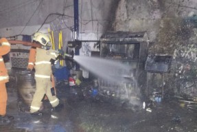 Tumpukan Cat dan Tiner Bakar Gudang Karoseri Pakal, Empat Unit Damkar Dikerahkan