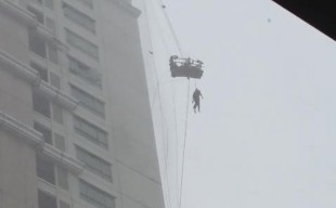 Angin Kencang, 1 Pekerja yang Tergantung di Gondola Pakuwon Indah Surabaya Tewas