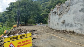 Evakuasi Batu yang Putus Akses Trenggalek-Ponorogo Berhasil, Jalur Masih Tutup