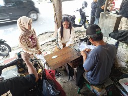 Jelang Lebaran Jasa Permak Pakaian di Tulungagung Mulai Kebanjiran Order