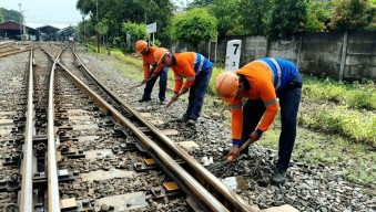 Petugas KAI Daop 8 Periksa Rel dan Jembatan, Mudik 2026 Dijaga Ketat