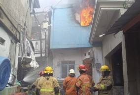 Korsleting Charger Hp, Rumah 2 Lantai di Dupak Surabaya Terbakar