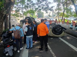 Mobil Honda HR-V Tabrak Pembatas Jalan dan Terbalik di Darmokali Surabaya