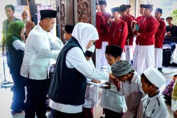 Gubernur Khofifah dan Bupati Yani Salurkan Bantuan Rp7,6 M Untuk Warga Gresik