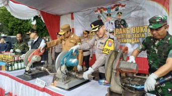 Polres Lamongan Musnahkan 245 Knalpot Brong, Kerap Picu Keributan Antarkelompok