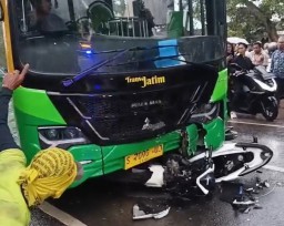 Bus Trans Jatim Tabrak Pemotor di Lamongan, Satu Tewas