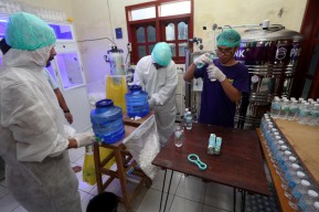 Siapa Bilang Anak Autisme Tak Bisa Kerja? Intip Pabrik Air MAC di Malang