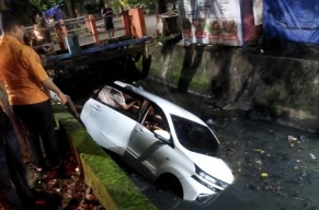 Mobil Avanza Tercebur Sungai di Menanggal Surabaya