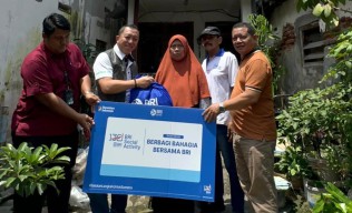 Ringankan Beban Warga, BRI Region 12 Surabaya Bagikan Sembako Ramadan