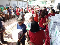 Gereja di Tulungagung Ini Bagikan Ribuan Parcel Lebaran Untuk Warga