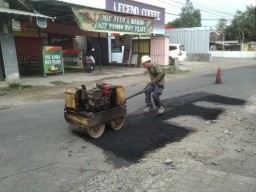 Jelang Lebaran, Perbaikan Jalan di Tulungagung Dikebut Pengerjaanya