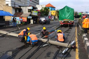 Angin Kencang Robohkan Jaringan Listrik di Sidoarjo, Ini Langkah PLN