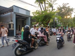 Salurkan Hasil Lelang Kolela, PWI Lamongan Gelar Bukber dan Bagi Takjil