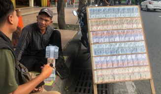 Waspada Riba! Begini Akad yang Benar Saat Tukar Uang di Pinggir Jalan