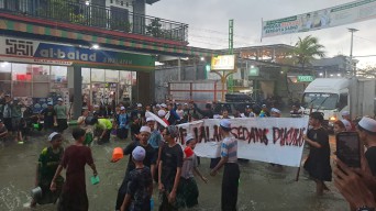 Ratusan Santri Sindir Pemkab Lamongan Soal Banjir: Maaf Jalan Sedang Dikuras