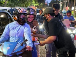 Relawan Siaga Kota Surabaya Bagi Takjil Sambil Edukasi Jalur Ambulance