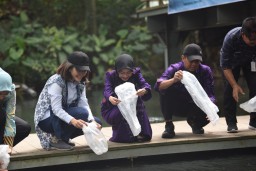 Mbak Vinanda Tebar 13.100 Benih Ikan Endemik Jatim di Sumber Banteng