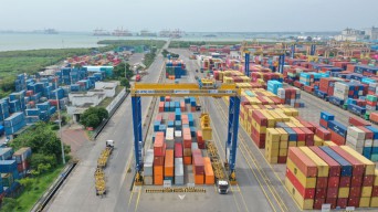 TPS Siagakan E-RTG Baru Amankan Arus Logistik Idul Fitri 1447 H