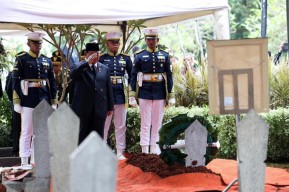 Foto: Presiden Prabowo Lepas Jenazah Try Sutrisno ke Peristirahatan Terakhir