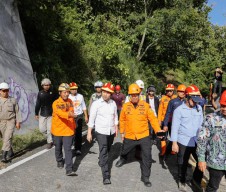 Wagub Emil Tinjau Longsor di Trenggalek, Libatkan Ahli Geologi Dalam Penanganan