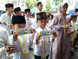 Ratusan Anak Yatim Piatu di Tulungagung Diajak Baznaz Belanja Baju Lebaran