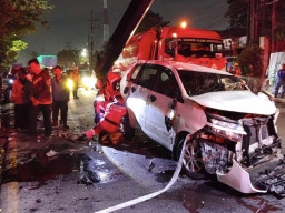 Diduga Pengemudi Mengantuk, Mobil Avanza Terbalik di Perak Barat Surabaya