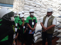 Pelajari Tata Kelola, Puluhan Siswa SMK di Tulungagung Kunjungi Gudang Bulog