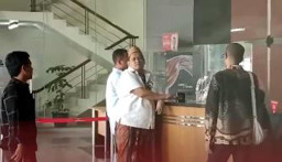 Gaya Nyentrik Haji Her Saat Diperiksa KPK