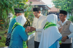 Pemkab Lamongan Lepas Ribuan CJH Menuju Asrama Haji Surabaya