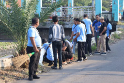 Terapkan WFH, Ribuan ASN Surabaya Tetap 'Turun Gunung' Bersih-Bersih Kali