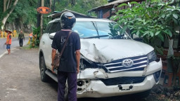Mobil Tertimpa Batu, Akses Jalan Trenggalek - Ponorogo Ditutup