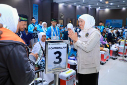 Khofifah Lepas Kloter Pertama Jemaah Haji Embarkasi Surabaya 2026