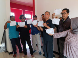Patuhi Intruksi Partai, Puluhan Kader PDIP Tulungagung Kembalikan Atribut