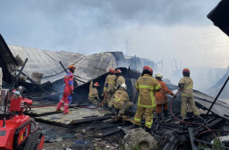 Tiga Gudang di Pakal Surabaya Terbakar, Satu Bangunan Roboh