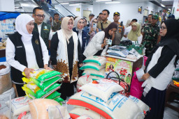 Gubernur Khofifah Cek Harga Sembako di Pasar Legi Ponorogo Pasca Lebaran