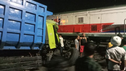 Kereta Api Dhoho Tabrak Dump Truk Bermuatan Pasir di Blitar