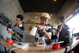 Puluhan Barista di Blitar Ikuti Lomba Menyeduh Kopi Manual