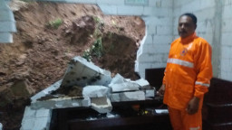 Dinding Rumah Warga di Tulungagung Jebol Tertimpa Material Longsor