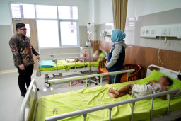 Mas Dhito Jenguk Siswa Diduga Keracunan MBG di Kediri, SPPG Dihentikan Sementara