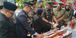 Pemkab Kediri Musnahkan Ribuan Rokok dan Miras Ilegal Hasil Operasi Gabungan