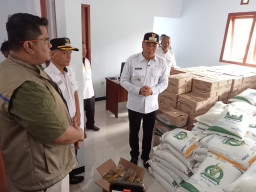 Bupati Tulungagung Salurkan Program Bantuan Pangan Bagi Warga