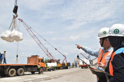 Dukung Petani, PTP Nonpetikemas Percepat Distribusi Bahan Baku Pupuk
