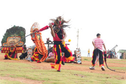 Tampilkan Reog Ponorogo, Prajurit KRI Bima Suci Sukses Pikat Warga Colombo