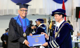Kisah Unik Wisuda ITS, Pemuda 20 Tahun & Pria 65 Tahun Kompak Lulus Cumlaude