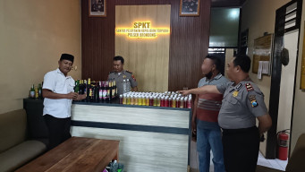 Ratusan Botol Miras Diamankan Polsek Brondong Lamongan