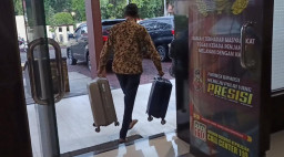 KPK Angkut 2 Koper Hitam Usai Periksa 15 Saksi Dana Hibah Jatim di Probolinggo